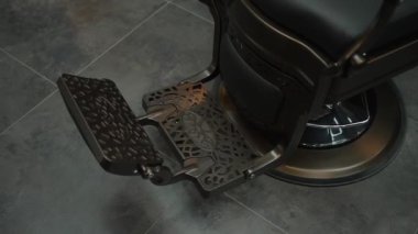 Kuaför tarzı boş sandalyeler. Güzellik salonunda iş yeri olan bir kuaför dükkânı. Modern bir kuaför salonu.