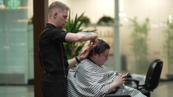 Stylový Holič Tetováním Pažích Stříhá Stylizuje Mužské Vlasy Holičství — Stock video