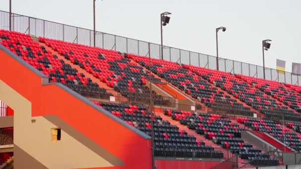 Kursi Kosong Stadion Kursi Plastik Stadion Tanpa Penonton Dan Penggemar — Stok Video