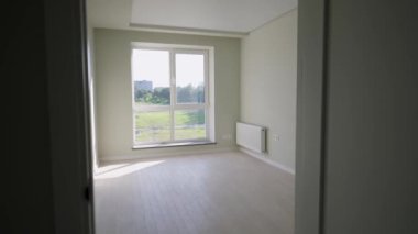 Beyaz duvarlı modern giriş, yüksek katlı bir binanın üçüncü katı..