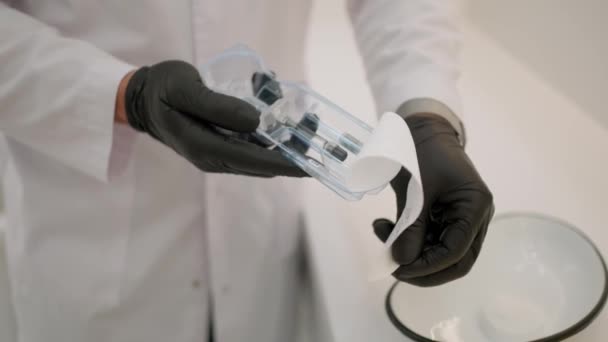 白いコートと滅菌手袋の医師は注射を行うためにインスリン注射器をアンパックします インスリン依存性糖尿病の治療 — ストック動画