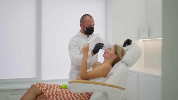 Cosmetician Face Injecții Toxină Botulinică Pentru Client — Videoclip de stoc