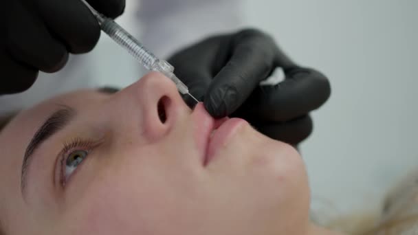 Een Cosmetoloog Maakt Injecties Lippen Van Patiënt Vergroten Schoonheids Cosmetologisch — Stockvideo