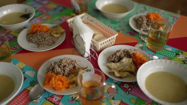 Przygotowanie Przerwy Obiadowej Przedszkolu Położone Jedzenie Talerzach Dla Każdego Dziecka — Wideo stockowe