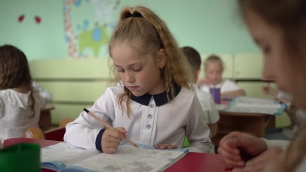Nettes Intelligentes Grundschulmädchen Lernt Schreiben Hausaufgaben Machen Tisch Sitzen Charmante — Stockvideo