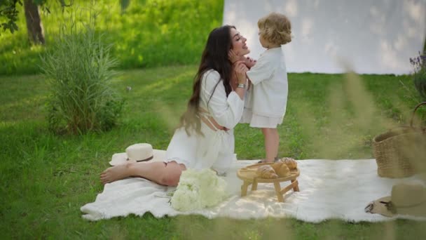 Cariñosa Familia Lindo Encantador Divertido Bebé Niño Abrazo Beso Joven — Vídeos de Stock