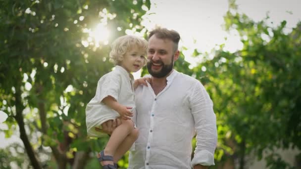 Homem Caucasiano Forte Segura Seu Filho Por Lado Pai Feliz — Vídeo de Stock