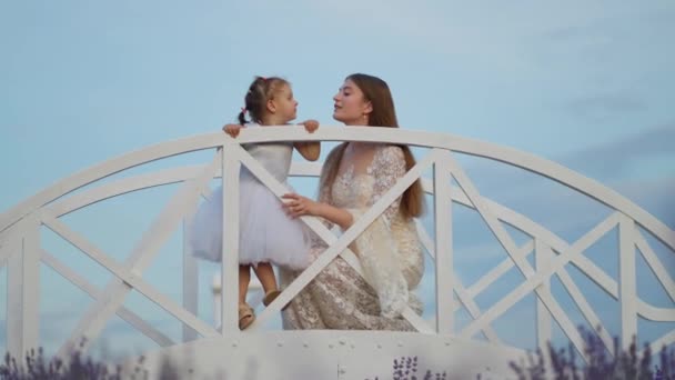 一个穿着长裙的浪漫的年轻女人抱着一个小孩 美丽快乐的新娘模特在户外享受大自然 — 图库视频影像