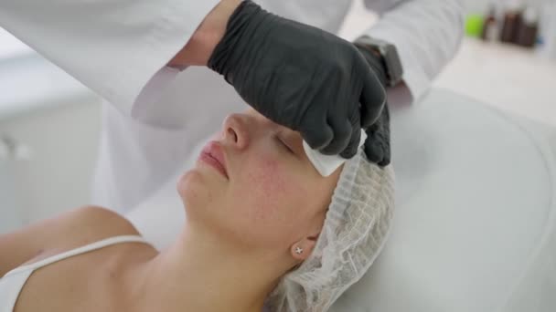 Egy Kozmetikus Antibakteriális Törlőkendővel Törli Nők Arcát Egy Orvos Aki — Stock videók