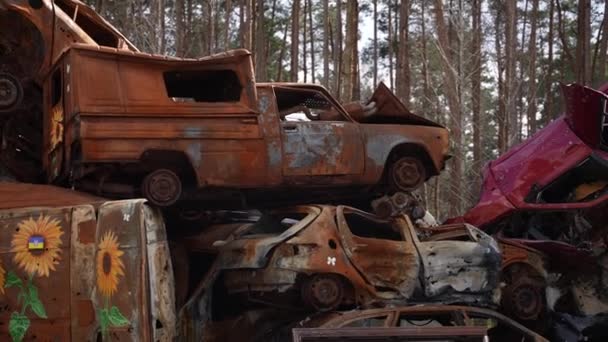 Zardzewiałe Samochody Zniszczone Przez Wojnę — Wideo stockowe