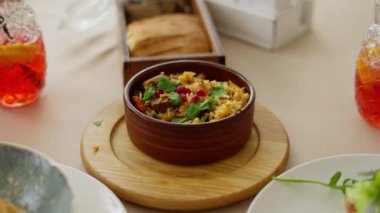 Kokulu biftek, kilden bir tencerede yan yemek.