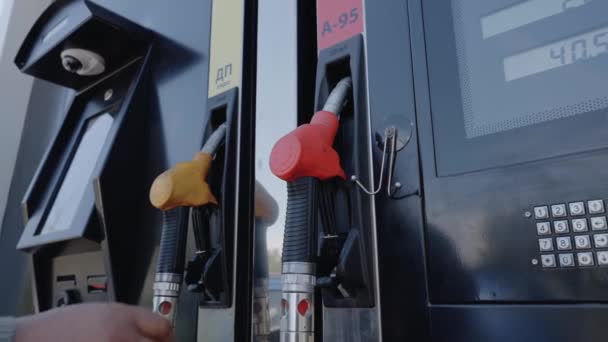 从燃气泵中取出一把燃料手枪 天然气 石油概念 — 图库视频影像
