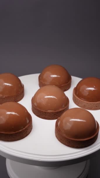 Gâteaux Sucrés Recouverts Chocolat Noir Tourner Dans Une Assiette Sur — Video