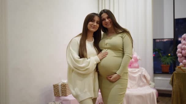 Glædelig Gravid Kaukasisk Ung Kvinde Med Ven Taler Griner Baby – Stock-video