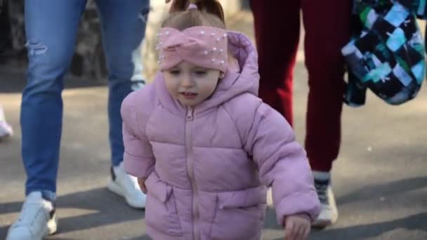 Una Bambina Ama Camminare Correre Città Una Giornata Sole — Video Stock