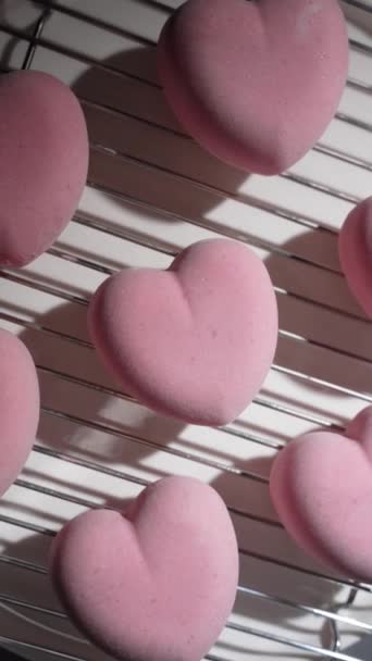 Festliche Herzförmige Zuckerkekse Zum Valentinstag Leuchtend Rosa Hintergrund Realistische Bonbons — Stockvideo