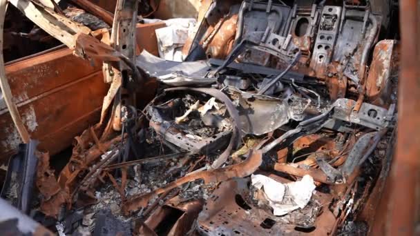 扔掉的旧车 生锈的车被毁的被遗弃汽车在室外爆炸 战争和世界末日的概念 安全的自然 生态问题 — 图库视频影像