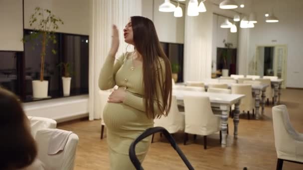 Zwangere Zoenende Kus Vrolijke Vrouw Binnen Met Glimlach Hoop Liefde — Stockvideo