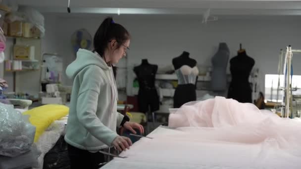 Uma Menina Uma Oficina Alfaiates Corta Tecido Para Costurar Roupas — Vídeo de Stock