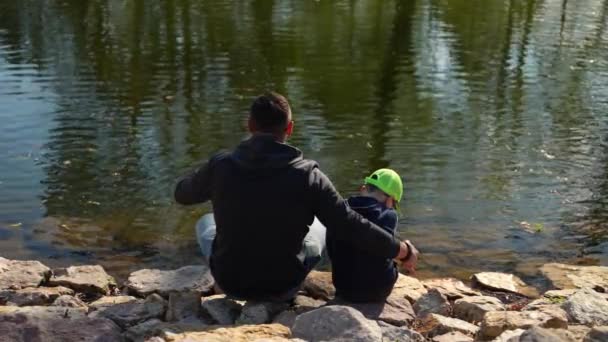Pai Feliz Conversando Com Seu Filhinho Natureza Homem Menino Sentados — Vídeo de Stock