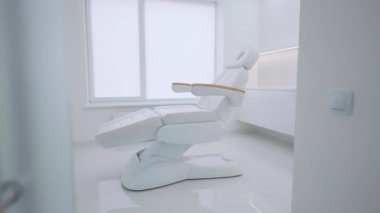 Modern klinikte beyaz tıbbi kanepe