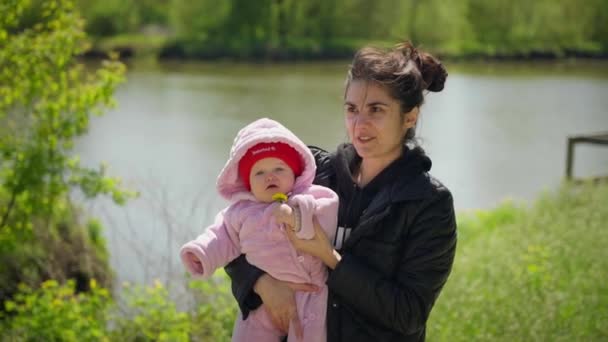 Vacker Ung Mor Går Med Ett Litet Barn Nära Floden — Stockvideo