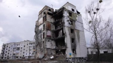 Rus mermisi ya da füzesi tarafından yok edilmiş. Ukrayna 'nın çok katlı bir şehrinde. Evin plakaları tahrip edildi. Yangının izleri görülüyor..