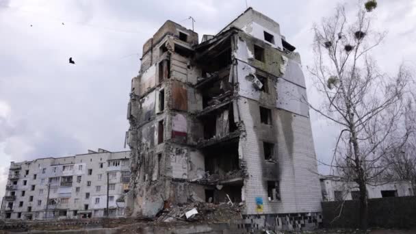 러시아 껍질이나 미사일 우크라이나 도시의 건물에 집안의 석판이 파괴되었습니다 흔적을 — 비디오