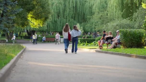 Rivne Ukrayna Temmuz 2023 Nsanlar Yazın Yeşil Bir Parkta Yürürken — Stok video