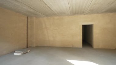 Elektrik tesisatı olmayan boş bir daire izole edilmiş duvarlarla dolu.