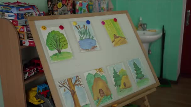 带有儿童照片的木板 — 图库视频影像