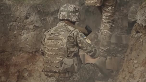 Soldados Estão Movendo Longo Trincheira — Vídeo de Stock