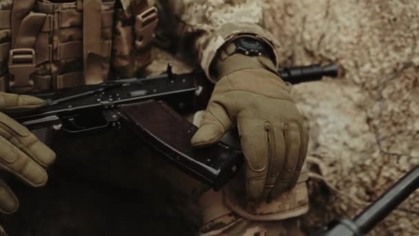 Soldat Hält Kalaschnikow Sturmgewehr Der Hand Hände Eines Militärangehörigen Taktischen — Stockvideo