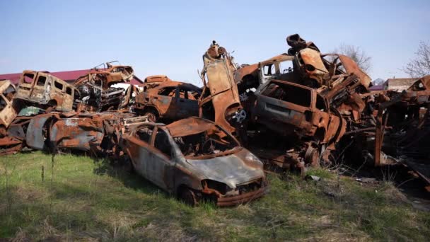 Sebuah Dump Mobil Terbakar Udara Terbuka Setelah Musuh Menembak — Stok Video