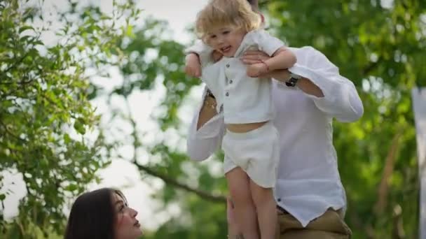 Eine Glückliche Familie Ruht Draußen Park Ein Kleiner Sohn Mit — Stockvideo