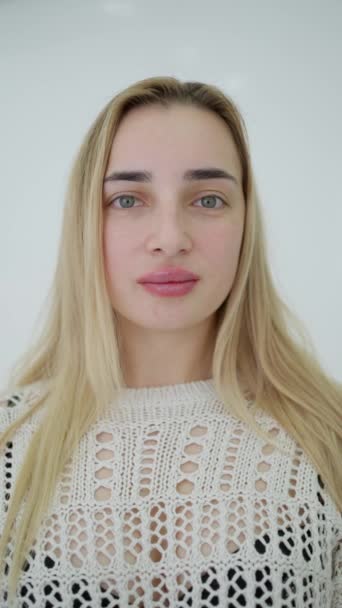 Eine Frau Demonstriert Die Arbeit Einer Kosmetikerin Zur Lippenvergrößerung — Stockvideo