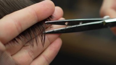 Kuaför kuaför kuaförde bir adamın saçını tarar ve keser.