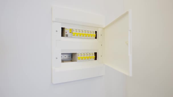 電子機器を備えたパネルが内蔵されている壁で ボタンやスイッチで光の供給を調整できます — ストック動画