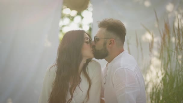 男性と女性が親密な雰囲気の中で情熱的にキス — ストック動画