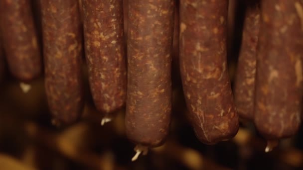 Instalações Armazenamento Com Salsichas Fumadas Penduradas Nele Armazém Fábrica Alimentos — Vídeo de Stock