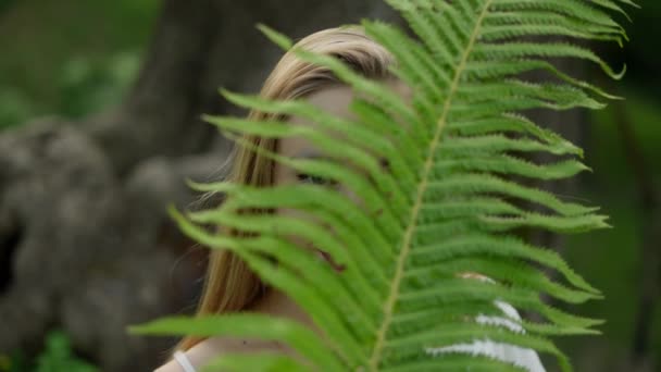 Молода Жінка Великими Зеленими Очима Тримає Руках Лист Папороті Літній — стокове відео