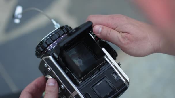Χέρια Ενός Άντρα Κρατούν Μια Παλιά Κάμερα Κοντινές Επιλογές Εγκατάστασης — Αρχείο Βίντεο