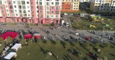 Kalabalık kalabalık bir caddede. İnsanlar, altyapısı ile kalabalık bir yerleşim bölgesinde yürüyorlar.