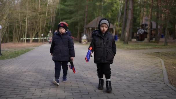 Dois Irmãos Caucasianos Dois Três Anos Idade Andam Segurando Armas — Vídeo de Stock