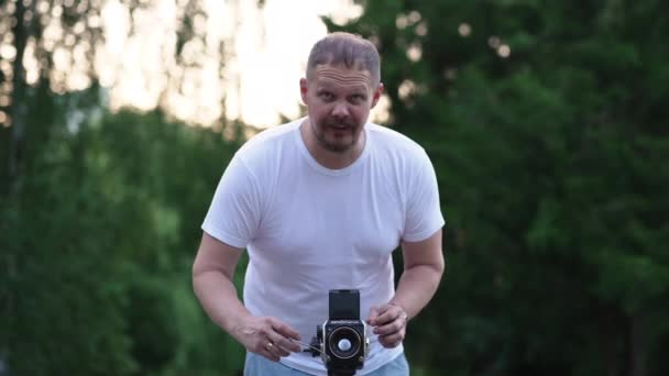 Kaukasischer Fotograf Macht Ein Foto Mit Einer Oldtimer Kamera Park — Stockvideo