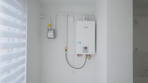 パイプライン ポンプおよび弁が付いている屋内産業ガス ボイラー 暖房システムのための現代ボイラー部屋装置 パイプライン 水ポンプ バルブ 技術機器について — ストック動画