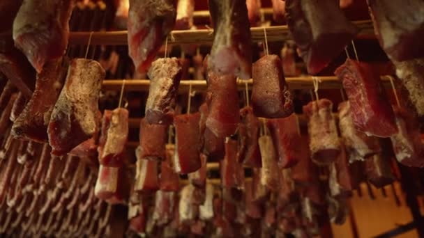Stukken Rauw Varkensvlees Met Spek Worden Met Touw Vastgebonden Droger — Stockvideo