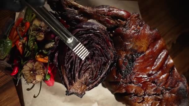 新鲜的烤蔬菜 美味的烤猪肉和盘中的土豆 — 图库视频影像
