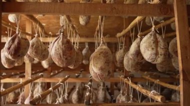 İçicide kocaman et parçaları asılı. yemek pişirme süreci