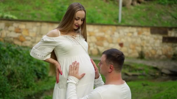 赤ん坊が一緒に立っていることを期待する若いカップル — ストック動画